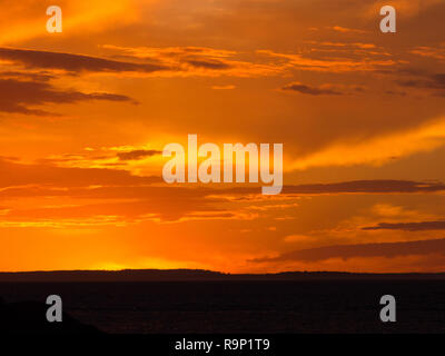 Coucher du soleil orange avec des nuages sur l'océan à Penneshaw sur Kangaroo Island en Australie du Sud, Australie. Banque D'Images