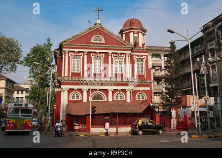 Le rouge caractéristique de l'église catholique Sainte Thérèse, parfois appelée Église portugaise, dans Charni Road, Girgaum (Girgaon), Mumbai Banque D'Images