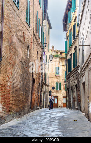 Sienne, Italie - 02 octobre 2018 : ruelle médiévale dans la vieille ville de Sienne Banque D'Images