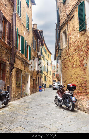 Sienne, Italie - 02 octobre 2018 : ruelle médiévale dans la vieille ville de Sienne Banque D'Images