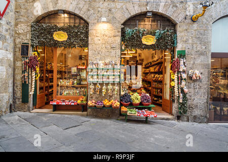 Sienne, Italie - 02 octobre 2018 : magasin local pour la vente de fruits, légumes, fromages et autres produits locaux sur la ruelle médiévale à Sienne Banque D'Images