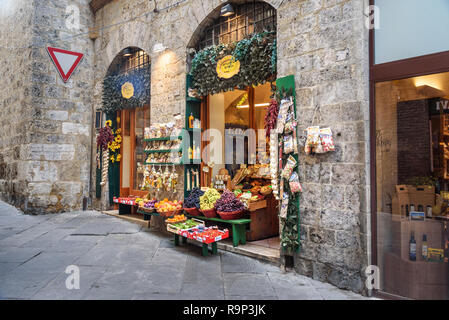 Sienne, Italie - 02 octobre 2018 : magasin local pour la vente de fruits, légumes, fromages et autres produits locaux sur la ruelle médiévale à Sienne Banque D'Images