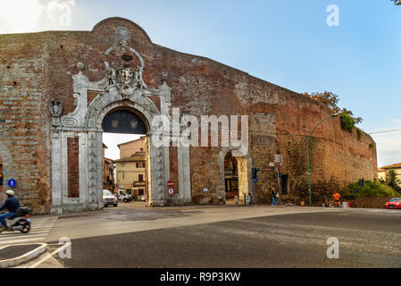 Sienne, Italie - 2 octobre, 2018 : Porta Camollia Gate avec bouclier héraldique Medici Banque D'Images