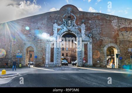 Sienne, Italie - 2 octobre, 2018 : Porta Camollia Gate avec bouclier héraldique Medici Banque D'Images