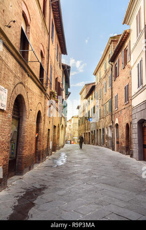 Sienne, Italie - 02 octobre 2018 : ruelle médiévale dans la vieille ville de Sienne Banque D'Images