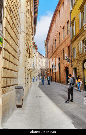 Sienne, Italie - 02 octobre 2018 : ruelle médiévale dans la vieille ville de Sienne Banque D'Images