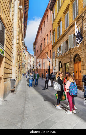 Sienne, Italie - 02 octobre 2018 : ruelle médiévale dans la vieille ville de Sienne Banque D'Images