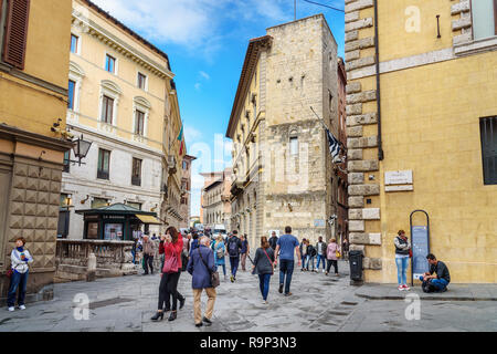 Sienne, Italie - 02 octobre 2018 : Piazza Salimbeni est carrée, dans la vieille ville de Sienne Banque D'Images