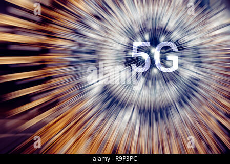 5G sur un espace géométrique circulaire de couleur orange et violet les rayons lumineux. Arrière-plan des lignes radiales au néon Banque D'Images