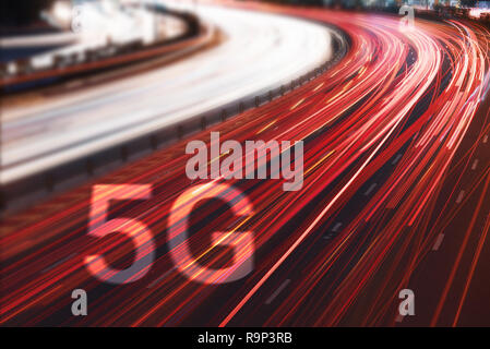 5G Nouvelle connexion internet sans fil Wi-Fi sur les voitures light trails de nuit Banque D'Images