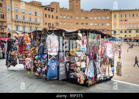 Sienne, Italie - 02 octobre 2018 : Souvenir stall avec châles en soie et les touristes la marche sur la place Piazza del Campo et le centre historique de Sienne Banque D'Images