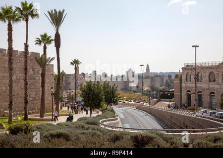 Passage inférieur de la rue Jaffa le long des murs de la vieille ville de Jérusalem en Israël Banque D'Images