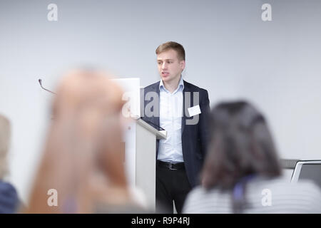 Jeune Businessman Giving Speech à la conférence Banque D'Images
