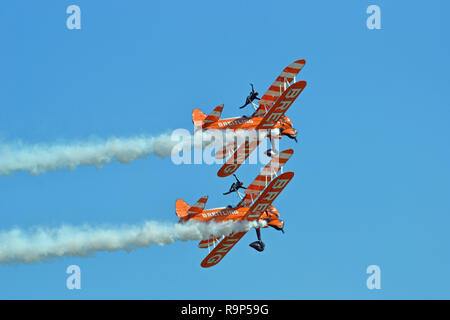 Les marcheurs à Eastbourne aile Breitling Air Show 29-11-2013, East Sussex, England, UK Banque D'Images