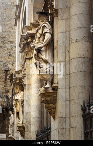 Statues décorant façade de Loggia della Mercanzia de Sienne. La toscane, italie Banque D'Images