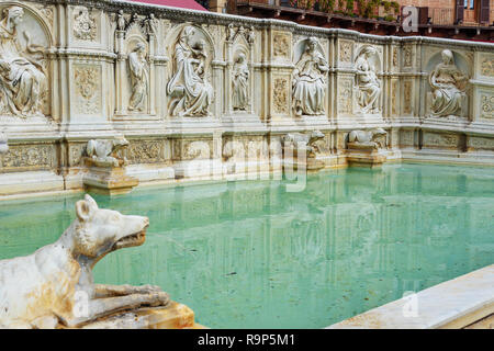 Fonte Gaia est une fontaine monumentale de la Piazza del Campo à Sienne. La toscane, italie Banque D'Images