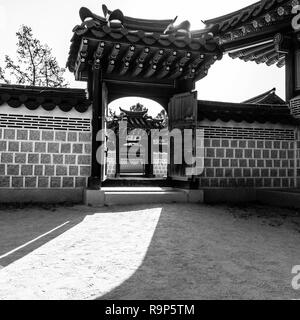 Séoul, Corée du Sud - 3 juin 2017 : porte traditionnel coréen. Gyeongbokgung Palace, Séoul, Corée du Sud. Banque D'Images