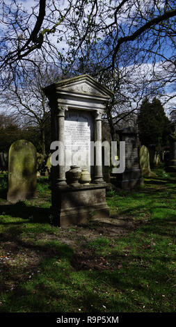 Des pierres tombales dans un cimetière Woodland Banque D'Images