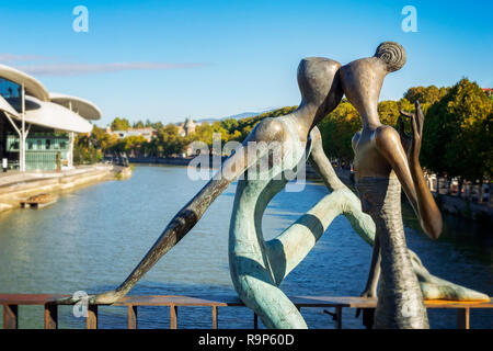 Tbilissi, Géorgie - 06 octobre, 2018 : 'lovers', sculptures de chiffres sur le pont Baratashvili. - Image Banque D'Images