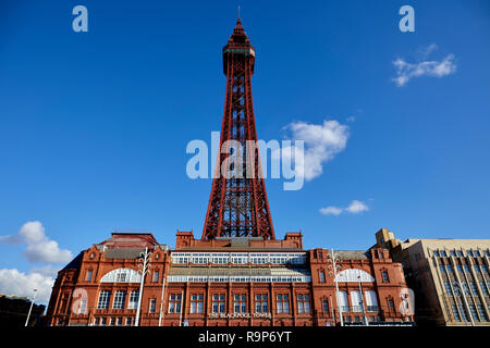 Blackpool Lancashire, promenade du bord de mer station balnéaire sur la côte de la mer d'Irlande de l'Angleterre, Landmark Building Le Blackpol Tower Banque D'Images