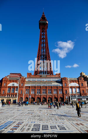 Blackpool Lancashire, promenade du bord de mer station balnéaire sur la côte de la mer d'Irlande de l'Angleterre, Landmark Building Le Blackpol Tower Banque D'Images