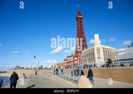 Blackpool Lancashire, promenade du bord de mer station balnéaire sur la côte de la mer d'Irlande de l'Angleterre, Landmark Building Le Blackpol Tower Banque D'Images