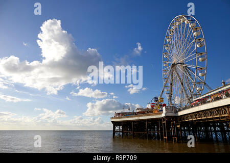 Blackpool Lancashire, promenade du bord de mer station balnéaire sur la côte de la mer d'Irlande de l'Angleterre, Central Pier avec grande roue Banque D'Images