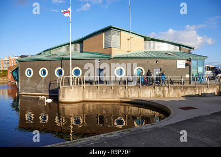 Lytham St Annes Lancashire, promenade du bord de mer station balnéaire sur la côte de la mer d'Irlande de l'Angleterre, Station de sauvetage de la RNLI Banque D'Images