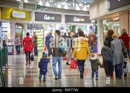 LOWRY Outlet Mall Shopping Centre à MediacityUK à Salford Quays, faire du shopping à l'intérieur de la famille Banque D'Images