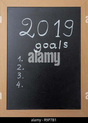 2019 Nouvelle année objectifs. Tableau noir avec cadre en bois, texte manuscrit 2019 Objectifs, copy space Banque D'Images
