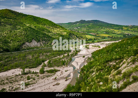 Hills sur la rivière Marecchia, Tuscan-Emilian Apennins, région Montefeltro, près de ville de Pennabili, Emilie-Romagne, Italie Banque D'Images