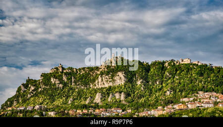 Tours médiévales du Monte Titano, Site du patrimoine mondial de l'UNESCO, à San Marino Banque D'Images