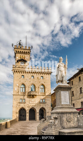 Statua della Liberta, créé par Stefano Galletti en 1876, en face du Palazzo Pubblico, Piazza della Liberta, Citta di San Marino Banque D'Images