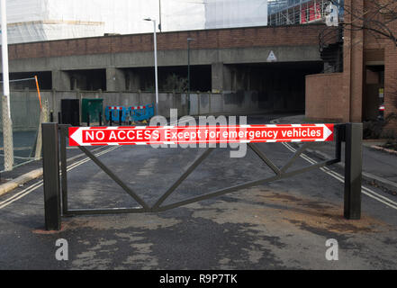 Le rouge et le blanc pas d'accès à l'exception des véhicules d'urgence signe sur un obstacle routier à Twickenham, Middlesex, Angleterre Banque D'Images