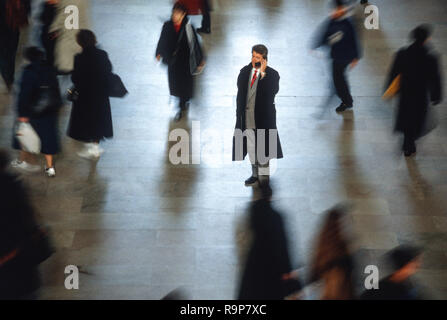 Businessman sur téléphone cellulaire dans Grand Central Terminal, NEW YORK, USA Banque D'Images