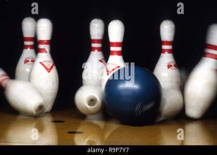 Droit d'action d'une boule de bowling pins frappantes dans un bowling, USA Banque D'Images