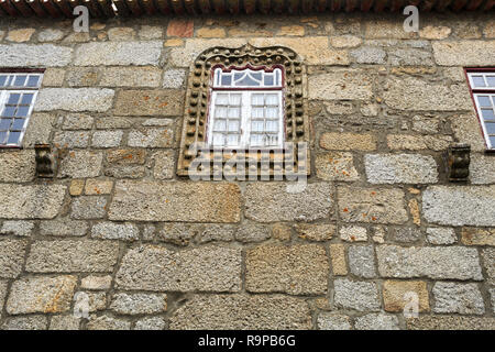 La fenêtre de style manuélin dans les rues étroites du village médiéval de Linhares da Beira, Gouveia, Portugal Banque D'Images