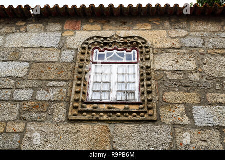 La fenêtre de style manuélin dans les rues étroites du village médiéval de Linhares da Beira, Gouveia, Portugal Banque D'Images