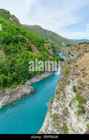 Côte escarpée dans profond canyon de la rivière kawarau, otago, alpes du sud, Nouvelle-Zélande Banque D'Images