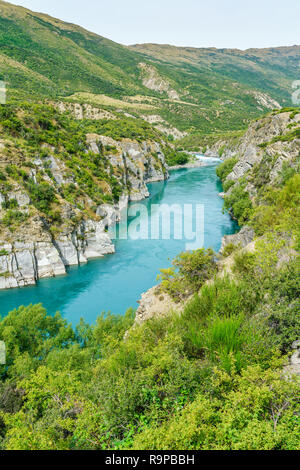 Côte escarpée dans profond canyon de la rivière kawarau, otago, alpes du sud, Nouvelle-Zélande Banque D'Images