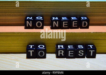 Pas besoin de se reposer sur des cales en bois. L'éducation et l'entreprise concept sur fond de bois Banque D'Images