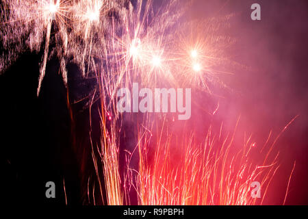 D'artifice colorés dans le ciel nocturne. Feux de célébration. Banque D'Images