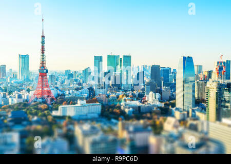 Concept d'affaires de l'Asie de l'immobilier et de la construction - Vue panoramique sur les toits de la ville vue aérienne avec la tour de Tokyo dans le cadre de ciel bleu et soleil à Tokyo, Banque D'Images