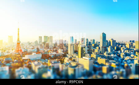 Concept d'affaires de l'Asie de l'immobilier et de la construction - Vue panoramique sur les toits de la ville vue aérienne avec la tour de Tokyo dans le cadre de ciel bleu et soleil à Tokyo, Banque D'Images