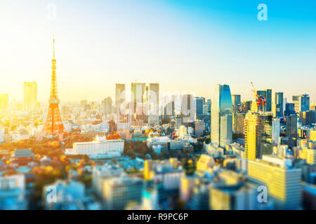 Concept d'affaires de l'Asie de l'immobilier et de la construction - Vue panoramique sur les toits de la ville vue aérienne avec la tour de Tokyo dans le cadre de ciel bleu et soleil à Tokyo, Banque D'Images