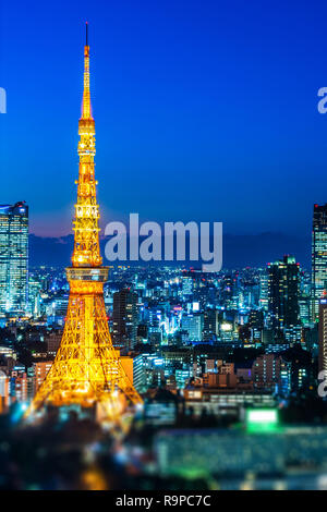 Concept d'affaires de l'Asie de l'immobilier et de la construction - vue sur la ville et la tour de Tokyo sous le néon nuit à Tokyo au Japon avec Tilt Shift, miniatu Banque D'Images