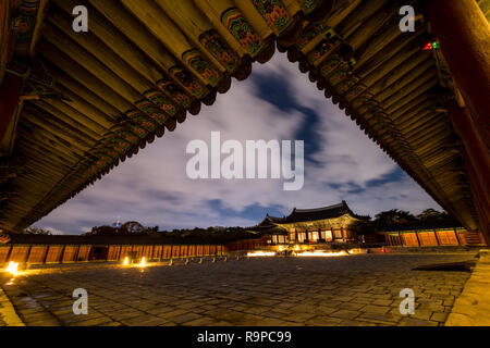 Vue de la nuit de Palais Changgyeonggung dans la ville de Séoul. Banque D'Images