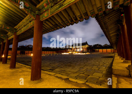 Vue de la nuit de Palais Changgyeonggung dans la ville de Séoul. Banque D'Images