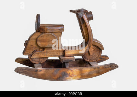 Moto en bois à bascule isoler sur fond blanc avec chemin de détourage. Banque D'Images