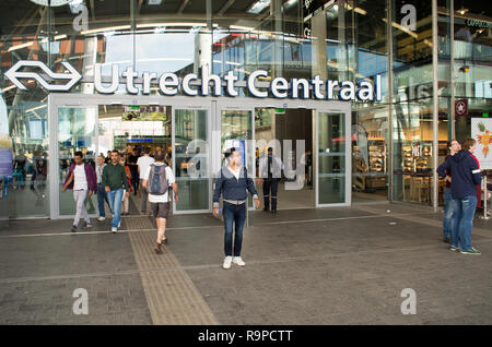 Utrecht, Pays-Bas - le 13 octobre 2018 : les gens marcher dans et hors de la gare centrale d'Utrecht Banque D'Images